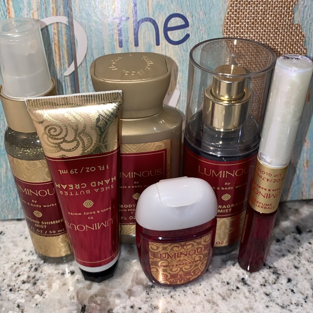Bath and Bodyworks
Travel size luminous gift set - Picture 2 of 3